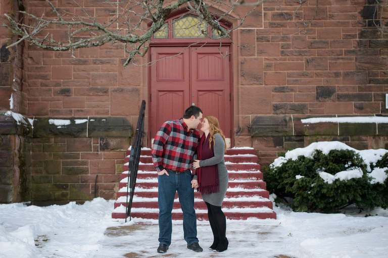 Couple kissing in front of Moncton red door